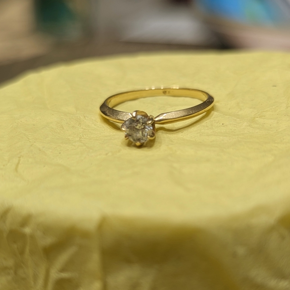 Elegant Gold Ring with Diamond Accent / Size 4